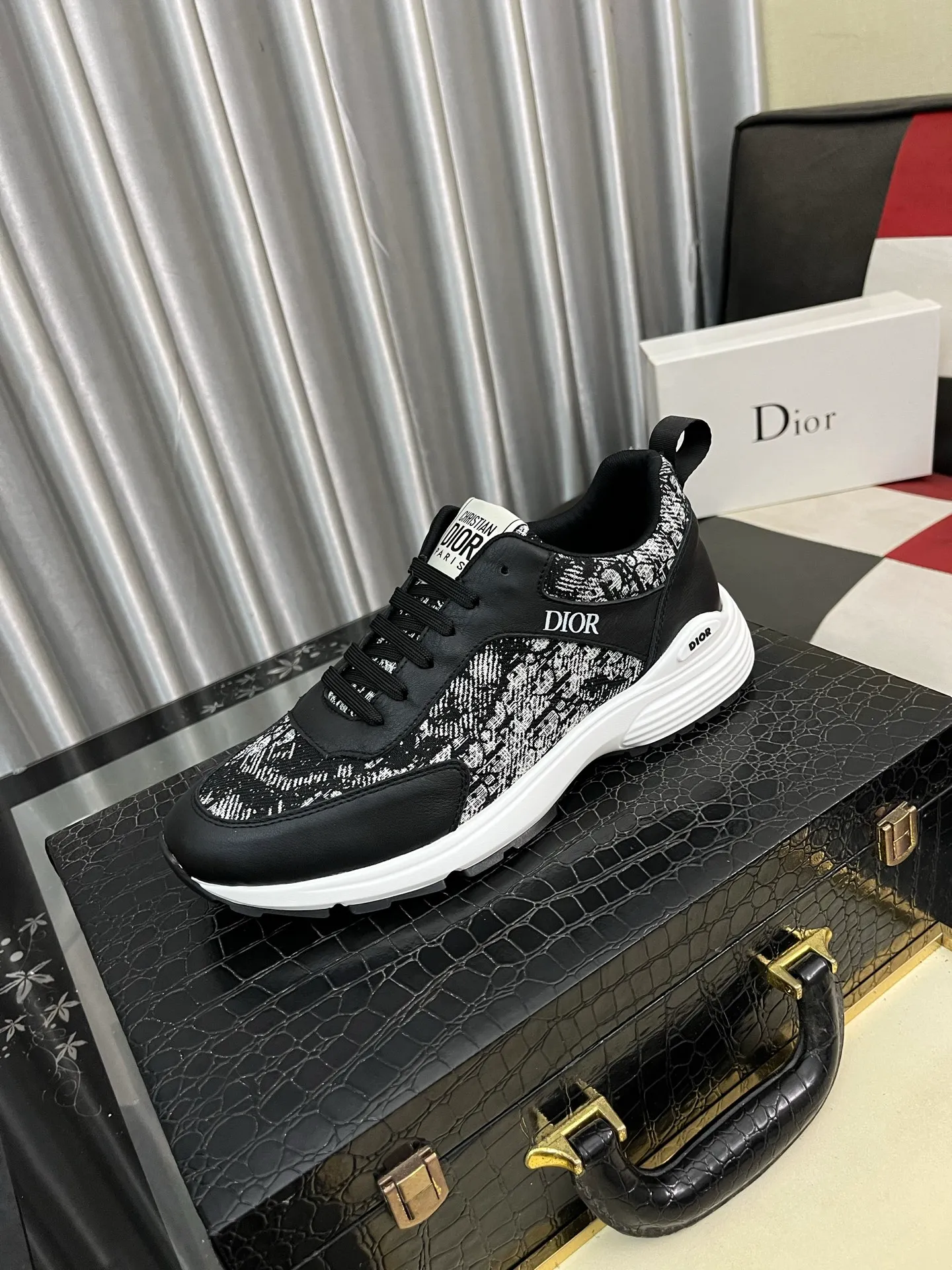 Men's shoes 💰440⌚️⌚️[Dior] The toe box is designed to be a bit wider. The upper foot comfort is perfect. The thread is beautiful. It fits the pants perfectly and is versatile. Decorated with various classic details. It is an ideal choice for daily styling. It can be matched with various casual items to create exquisite looks. Fabric: First-layer cowhide/lining sheepskin TPU original outsole Size: 38-443️⃣Colors available